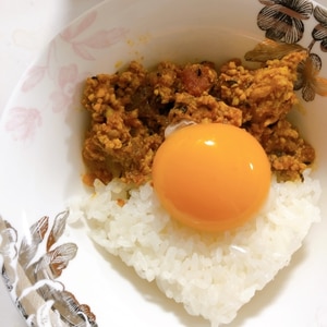 豆と角切りジャガイモのキーマカレー卵添え